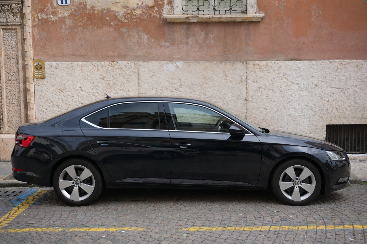 Profile angle of the Skoda Superb